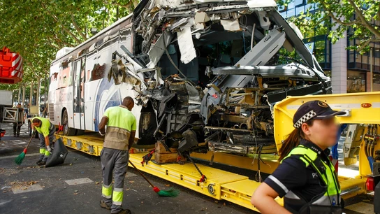 Una grúa retira el autocar accidentado Una grúa retira el autocar accidentado