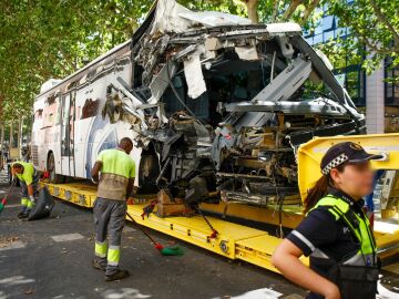Una gr&uacute;a retira el autocar accidentado
