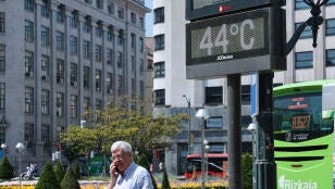 Un term&oacute;metro marca 44 &ordm; C este mi&eacute;rcoles en Bilbao