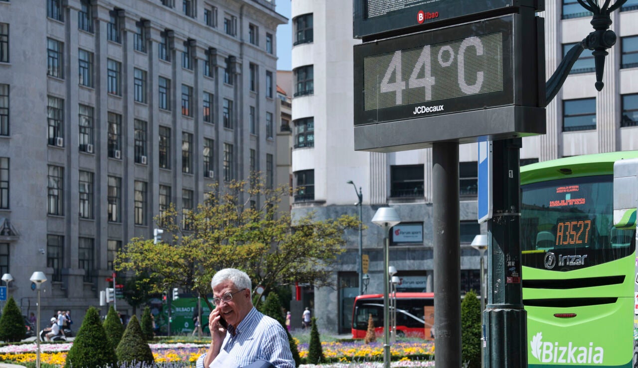 Un term&oacute;metro marca 44 &ordm; C este mi&eacute;rcoles en Bilbao
