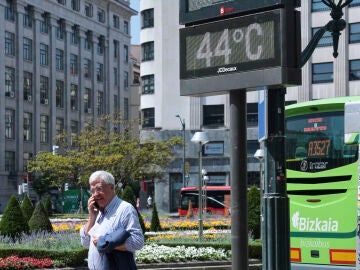 Un termómetro marca 44 º C este miércoles en Bilbao Un termómetro marca 44 º C este miércoles en Bilbao