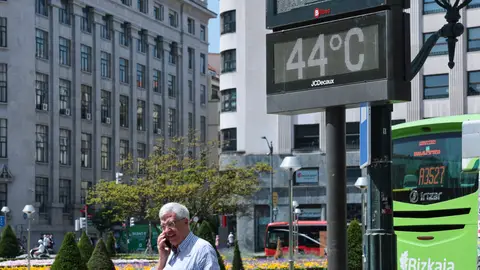 Un termómetro marca 44 º C este miércoles en Bilbao Un termómetro marca 44 º C este miércoles en Bilbao