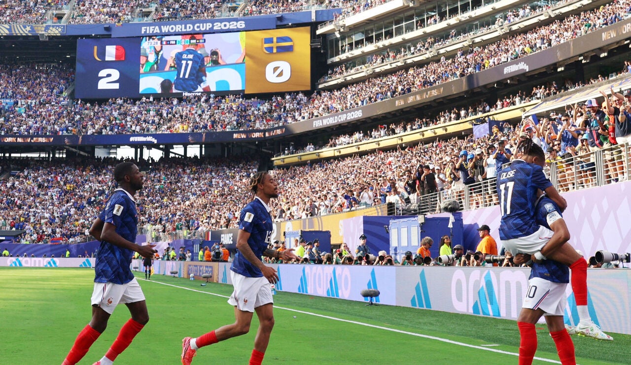 Mbapp&eacute;, Olise, Barcola y Dembele celebran un gol ante Suecia