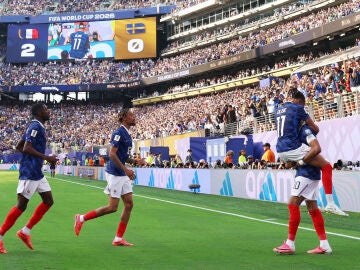 Mbapp&eacute;, Olise, Barcola y Dembele celebran un gol ante Suecia