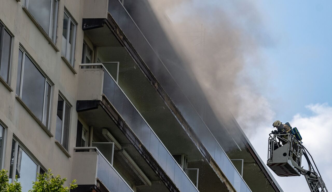 Al menos 6 muertos en un incendio de un edificio de 10 plantas en Amberes