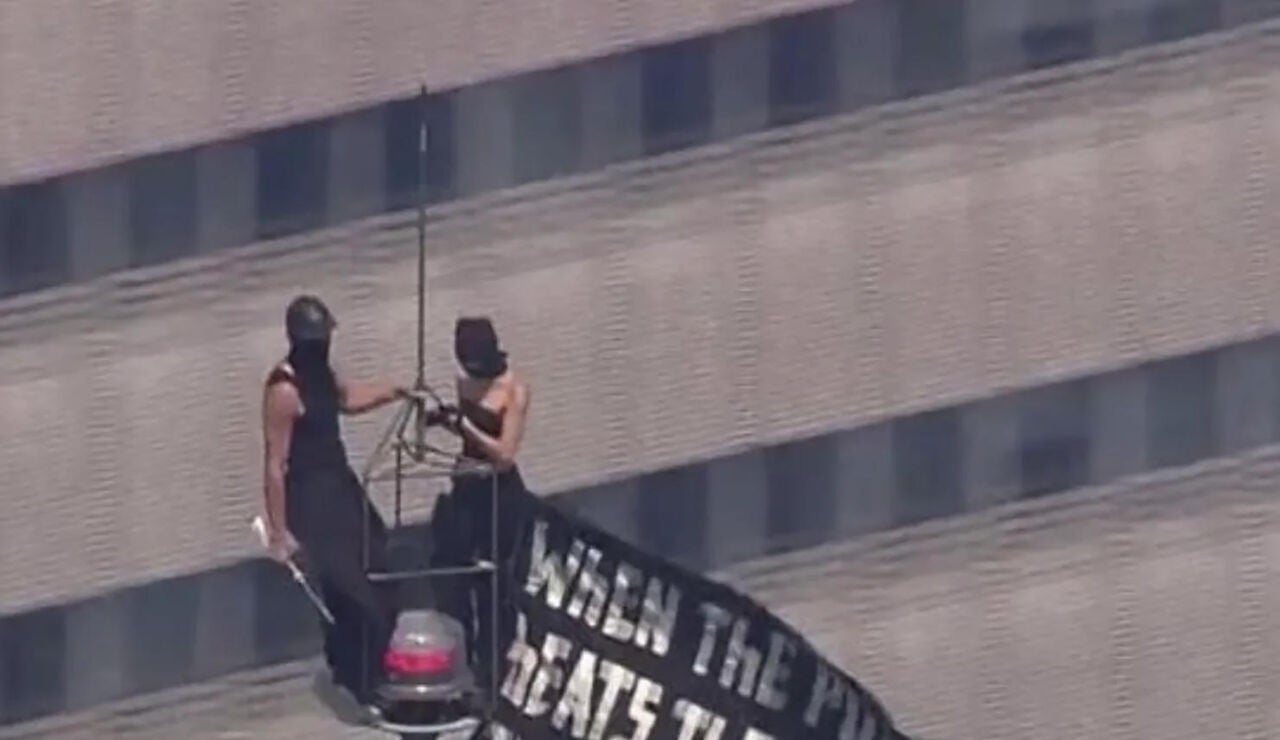 Imagen de la pareja desde lo alto del Empire State Building de Nueva York 