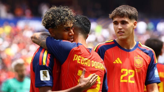 Lamine Yamal celebra el tercer gol con Pedro Porro