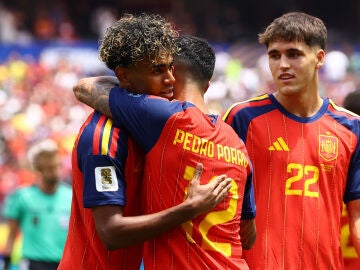 Lamine Yamal celebra el tercer gol con Pedro Porro