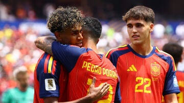Lamine Yamal celebra el tercer gol con Pedro Porro
