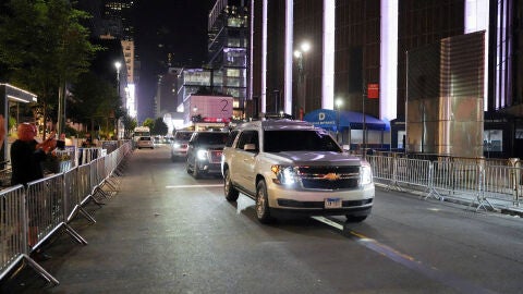 Un vehículo, que se cree transportaba a Taylor Swift, sale del Madison Square Garden