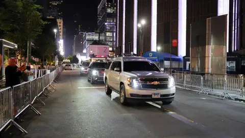 Un vehículo, que se cree transportaba a Taylor Swift, sale del Madison Square Garden Un vehículo, que se cree transportaba a Taylor Swift, sale del Madison Square Garden