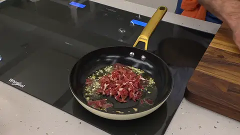 Sofreímos en la sartén el ajo con el jamón picado Sofreímos en la sartén el ajo con el jamón picado