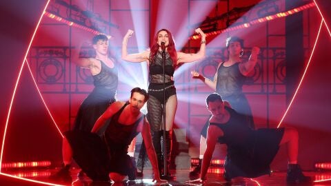 &iexcl;Menuda diva! Cristina Casta&ntilde;o abre la gala como una explosiva Dua Lipa