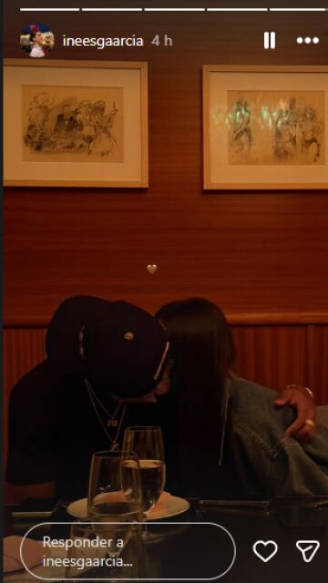 Inés García y Lamine Yamal dándose un beso