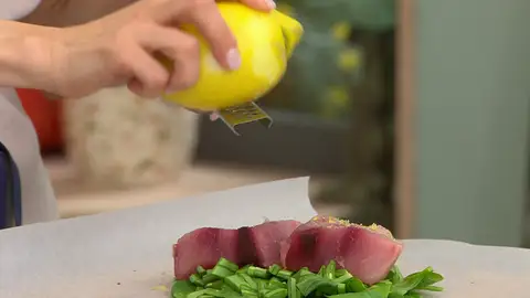 Salpimentamos el bonito y condimentamos con una pizca de ralladura de limón Salpimentamos el bonito y condimentamos con una pizca de ralladura de limón