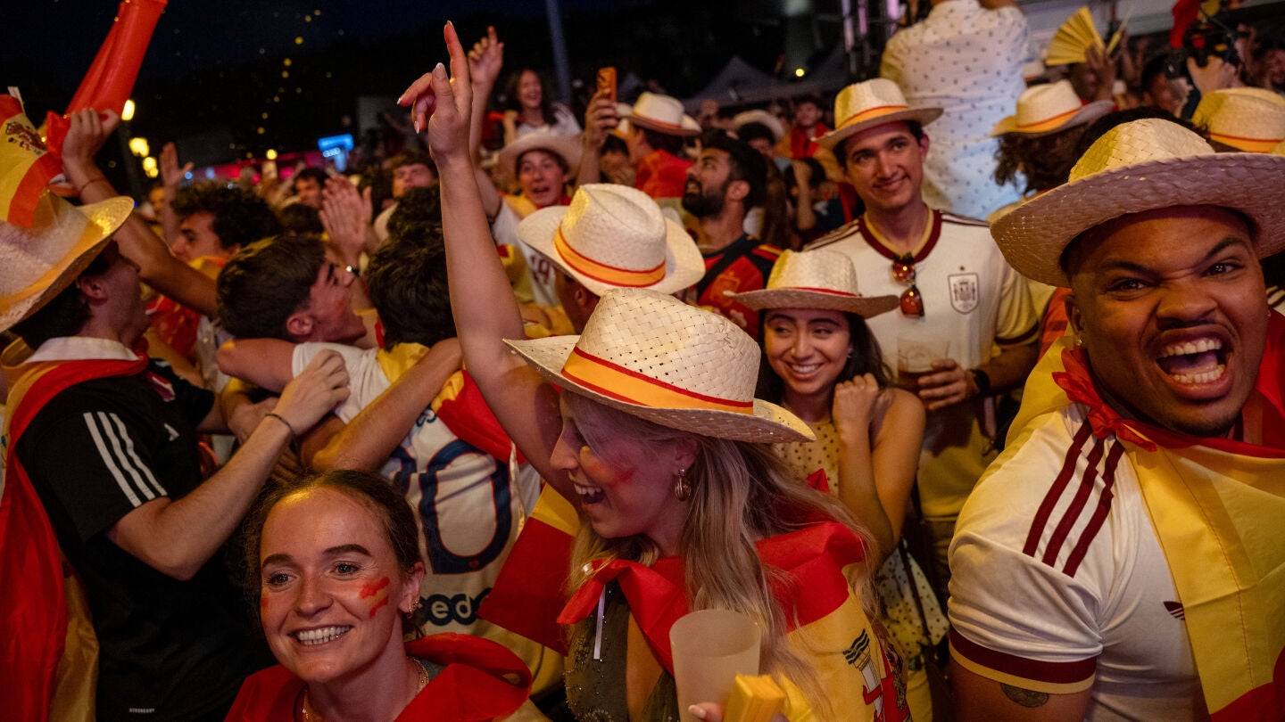 Aficionados espa&ntilde;oles celebran uno de los goles este jueves en la plaza de Col&oacute;n, en Madrid