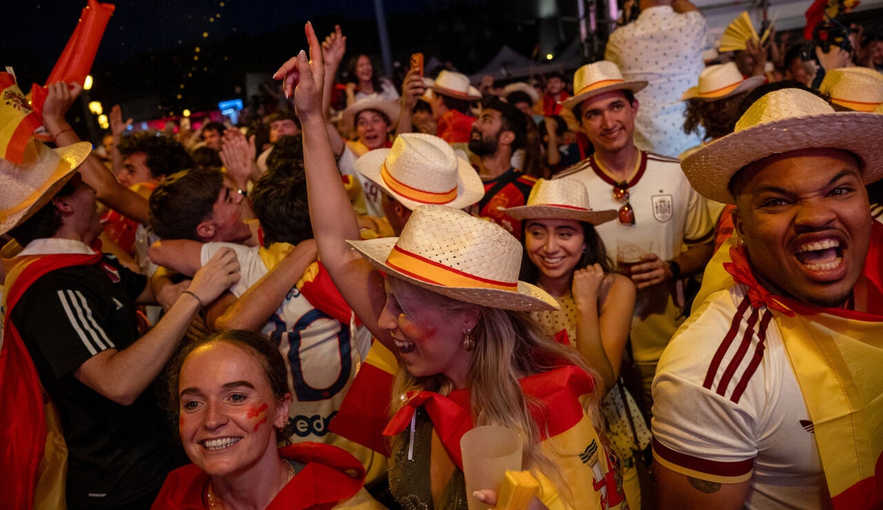 Aficionados espa&ntilde;oles celebran uno de los goles este jueves en la plaza de Col&oacute;n, en Madrid