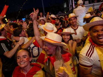 Aficionados espa&ntilde;oles celebran uno de los goles este jueves en la plaza de Col&oacute;n, en Madrid