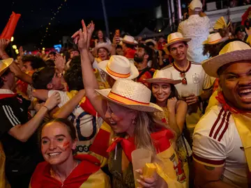 Aficionados españoles celebran uno de los goles este jueves en la plaza de Colón, en Madrid Aficionados españoles celebran uno de los goles este jueves en la plaza de Colón, en Madrid