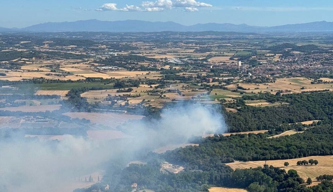 Confinados 150 ni&ntilde;os de una casa de colonias por el incendio en la Bisbal d'Empord&agrave; (Girona)