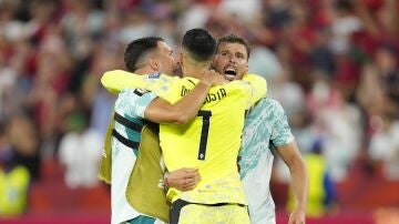 Los jugadores de Portugal celebran la victoria
