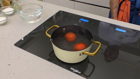 Escaldamos los tomates en agua hirviendo alrededor de un minuto