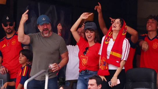Javier Bardem, Penélope Cruz y Rosalía en el palco del SoFi Stadium de Inglewood Javier Bardem, Penélope Cruz y Rosalía en el palco del SoFi Stadium de Inglewood