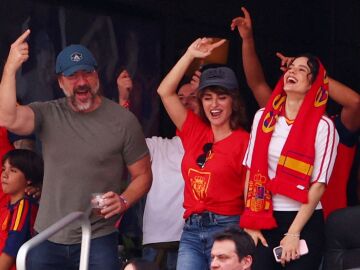 Javier Bardem, Pen&eacute;lope Cruz y Rosal&iacute;a en el palco del SoFi Stadium de Inglewood