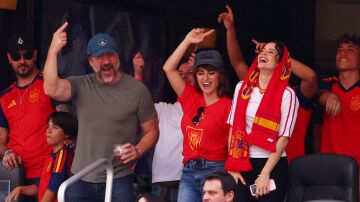 Javier Bardem, Pen&eacute;lope Cruz y Rosal&iacute;a en el palco del SoFi Stadium de Inglewood