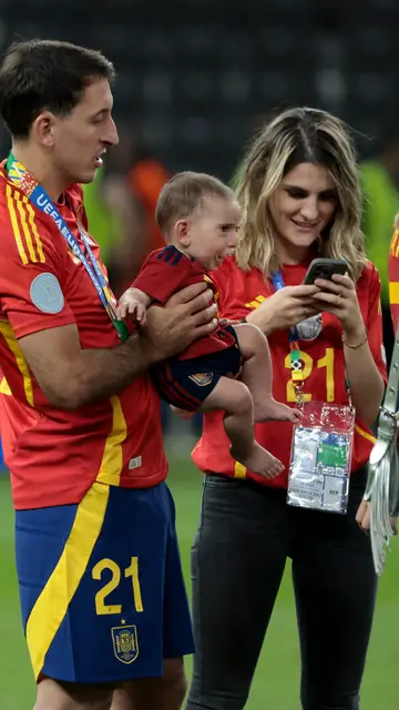 Mikel Oyarzabal, Ainhoa Larrauri y el pequeño Martín en la Eurocopa 2024 Mikel Oyarzabal, Ainhoa Larrauri y el pequeño Martín en la Eurocopa 2024