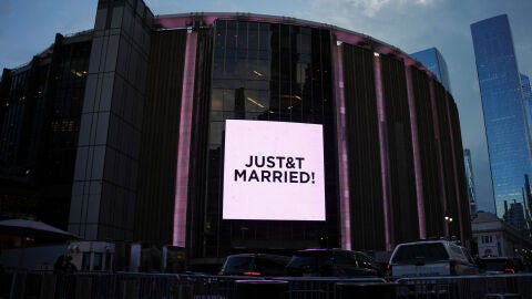 Una pantalla del Madison Square Garden anuncia la boda entre Taylor Swift y Travis Kelce