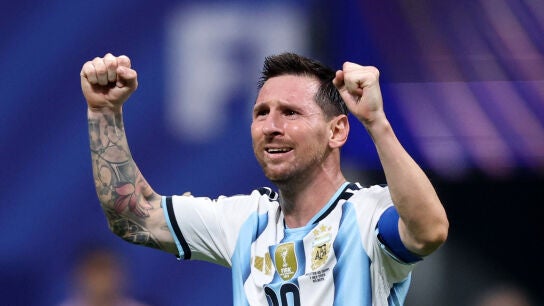 Leo Messi celebra la victoria ante Egipto