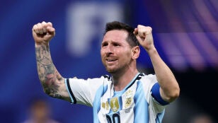 Leo Messi celebra la victoria ante Egipto