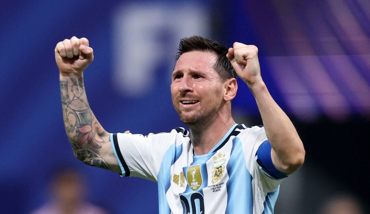 Leo Messi celebra la victoria ante Egipto