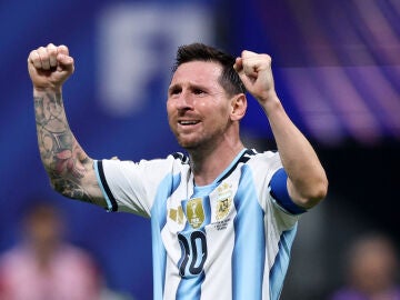 Leo Messi celebra la victoria ante Egipto