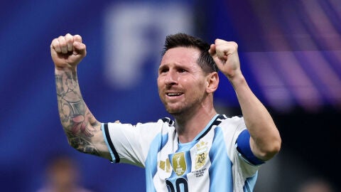 Leo Messi celebra la victoria ante Egipto