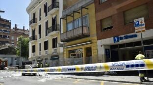 Efectivos de bomberos durante el desalojo de un edificio por un socav&oacute;n en un interior de Barcelona