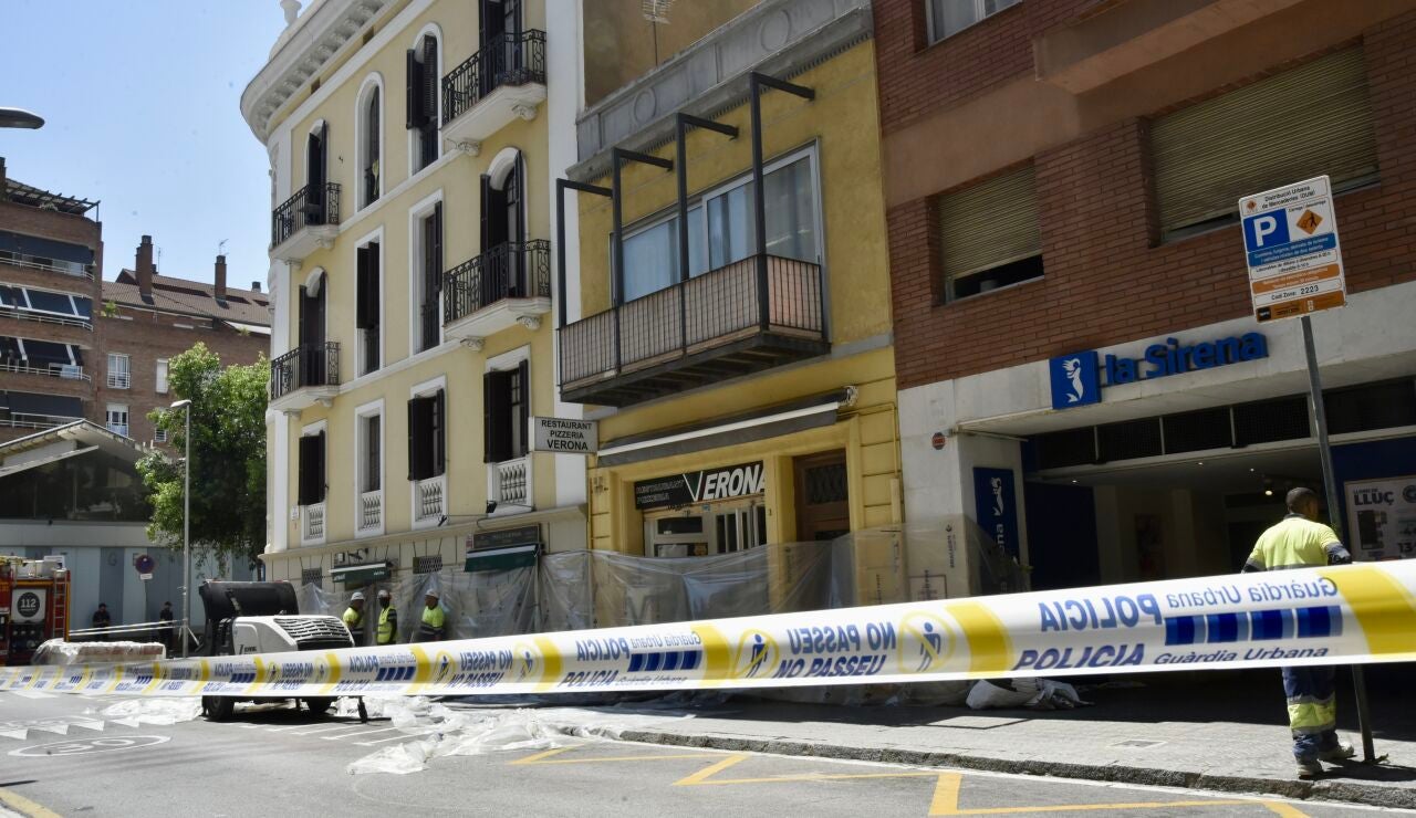 Efectivos de bomberos durante el desalojo de un edificio por un socav&oacute;n en un interior de Barcelona