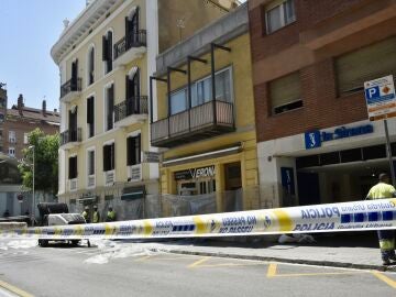 Efectivos de bomberos durante el desalojo de un edificio por un socavón en un interior de Barcelona Efectivos de bomberos durante el desalojo de un edificio por un socavón en un interior de Barcelona