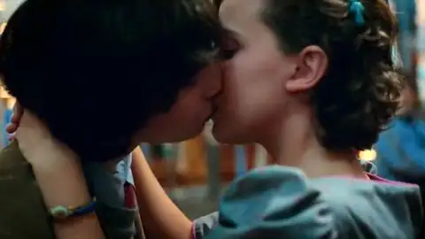 Finn Wolfhard y Millie Bobby Brown en Stranger Things Finn Wolfhard y Millie Bobby Brown en Stranger Things