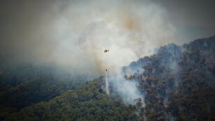 Bombers frena el flanco derecho del incendio de Sentmenat (Barcelona) aunque sigue "activo"