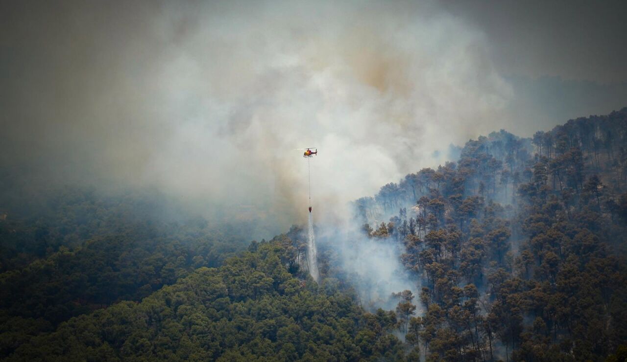 Bombers frena el flanco derecho del incendio de Sentmenat (Barcelona) aunque sigue "activo"