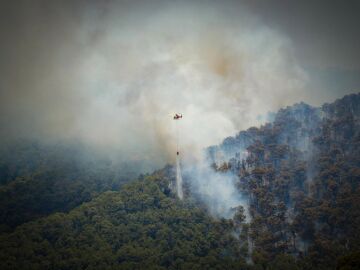 Bombers frena el flanco derecho del incendio de Sentmenat (Barcelona) aunque sigue "activo"