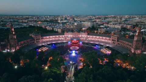 TODOS LOS CAMINOS LLEVAN A LA PLAZA, IC&Oacute;NICA SANTALUC&Iacute;A SEVILLA FEST