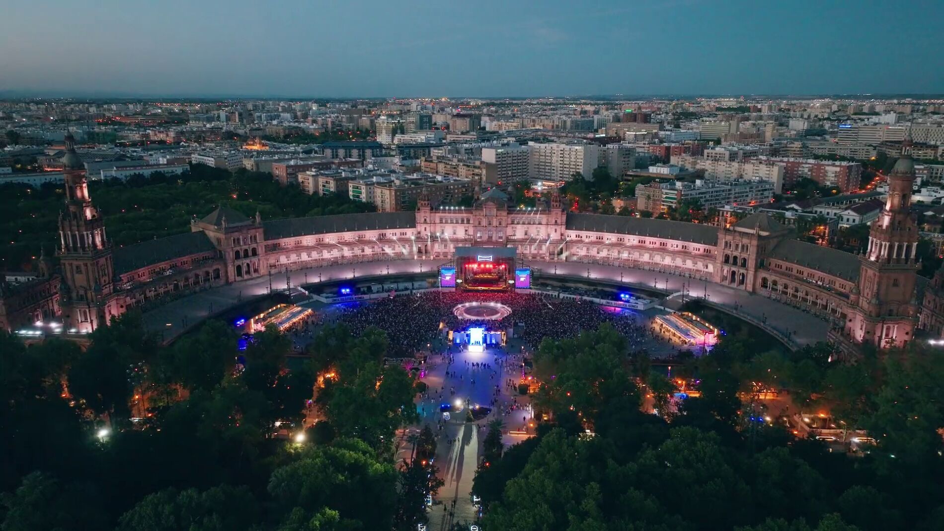TODOS LOS CAMINOS LLEVAN A LA PLAZA, IC&Oacute;NICA SANTALUC&Iacute;A SEVILLA FEST