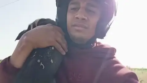 Ayoub Bn Nsns recogiendo el cadáver de un perro callejero. Ayoub Bn Nsns recogiendo el cadáver de un perro callejero.