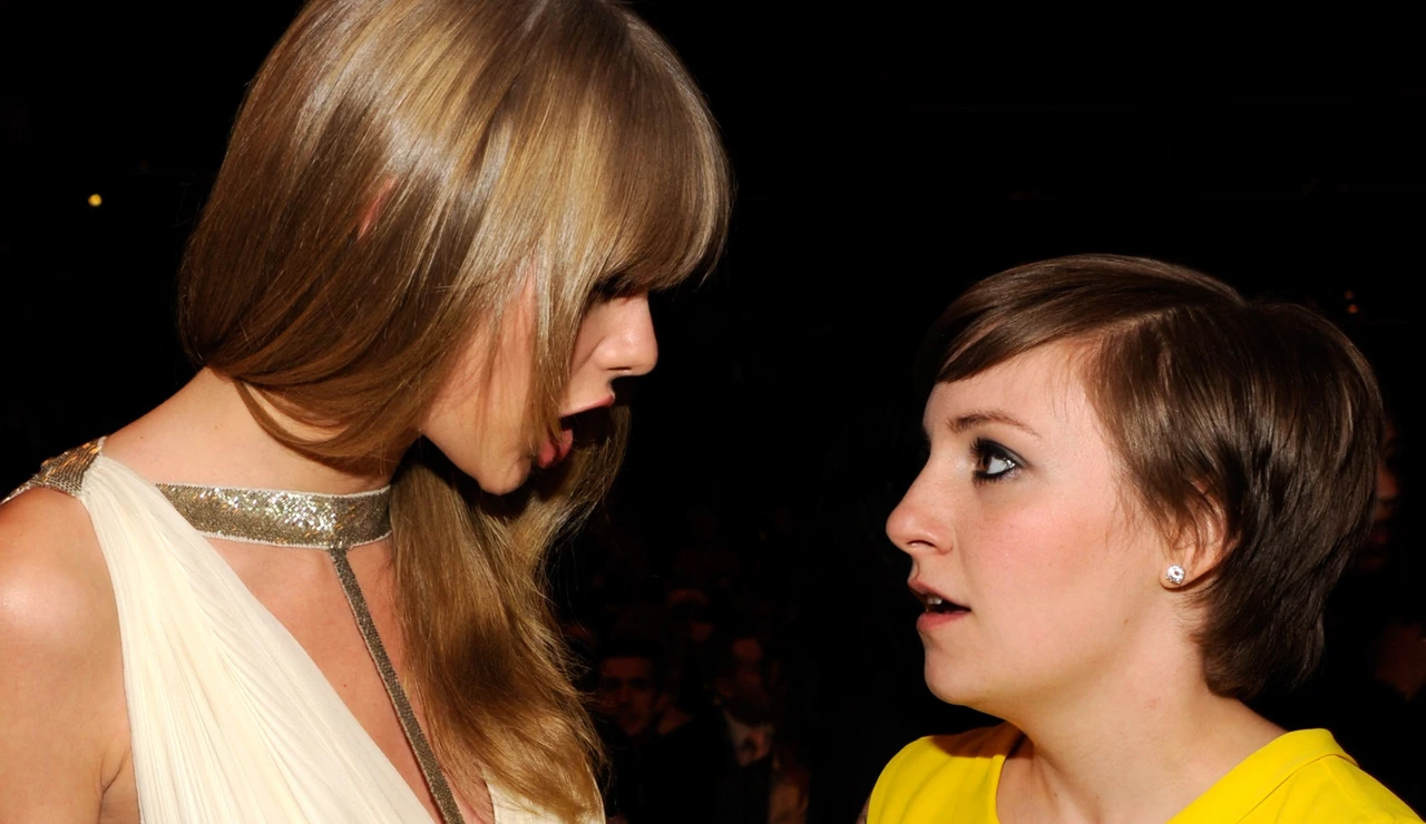 Taylor Swift y la actriz Lena Dunham en 2013