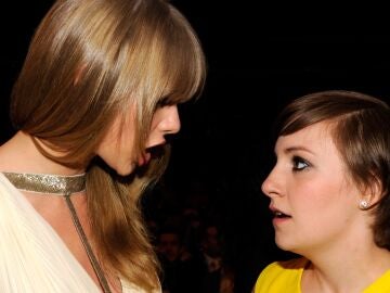 Taylor Swift y la actriz Lena Dunham en 2013