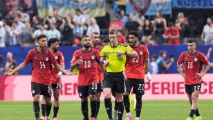 Los futbolista de Egipto piden explicaciones a Francois Letexier tras el gol de Enzo Fernandez