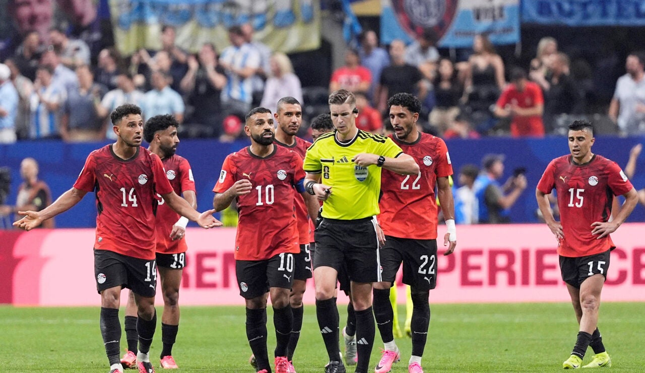 Los futbolista de Egipto piden explicaciones a Francois Letexier tras el gol de Enzo Fernandez